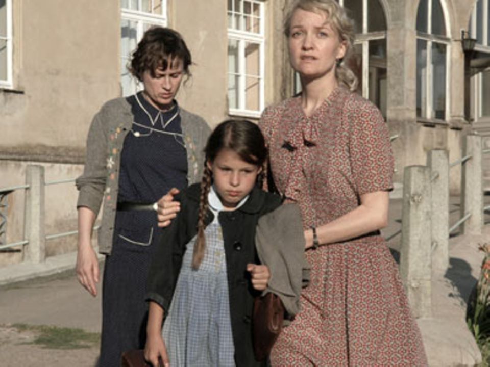 TV-Tipp: "Kinder des Sturms" Maria (Magali Greif) wird von ihrer neuen Pflegemutter (Eva Herzig) abgeholt. Die verspricht ihr ein schönes Leben auf dem Bauernhof. Doch der Abschied von Tante Jutta (Sophie Rois) fällt dem Mädchen sehr schwer.