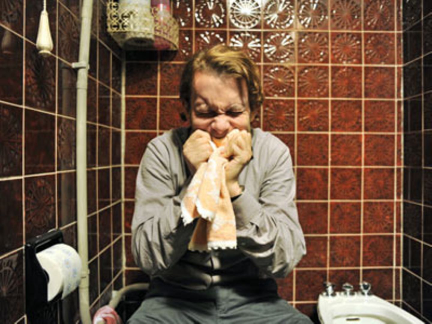 Kino-Tipp: Maria, ihm schmeckt's nicht!    Jan (Christian Ulmen) reagiert sich auf der Toilette ab.