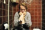 Kino-Tipp: Maria, ihm schmeckt's nicht! Jan (Christian Ulmen) reagiert sich auf der Toilette ab.