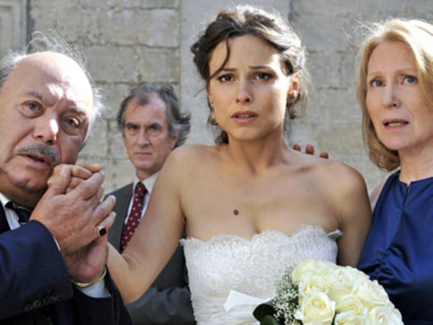 Kino-Tipp: Maria, ihm schmeckt's nicht!    Sara und ihre Eltern warten vor der Kirche auf den Bräutigam (von links: Lino Banfi, Peter Prager, Mina Tander, Maren Kroymann).