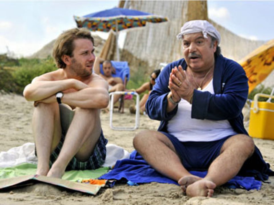 Kino-Tipp: Maria, ihm schmeckt's nicht! Jan (Christian Ulmen) und sein Schwiegervater Antonio (Lino Banfi) unterhalten sich von Mann zu Mann am Strand.