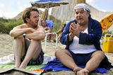 Kino-Tipp: Maria, ihm schmeckt's nicht!    Jan (Christian Ulmen) und sein Schwiegervater Antonio (Lino Banfi) unterhalten sich von Mann zu Mann am Strand.
