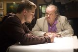 TV-Tipp: "Departed - Unter Feinden": Gangsterboss Costello (Jack Nicholson, r.) nimmt das neue Gangmitglied Billy (Leonardo DiCaprio) unter die Lupe.