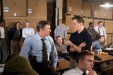 TV-Tipp: "Departed - Unter Feinden": Einsatzleiter Ellerby (Alec Baldwin, l.) vertraut seinem neuen Mitarbeiter Colin (Matt Damon).