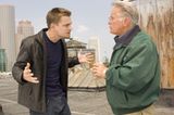TV-Tipp: "Departed - Unter Feinden": Billy (Leonardo DiCaprio, l.) bittet seinen Vorgesetzten Queenan (Martin Sheen), ihn endlich aus dem Undercover-Job rauszuholen.
