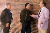 TV-Tipp: "Departed - Unter Feinden": Polizeichef Queenan (Martin Sheen, l.) und seine rechte Hand Dignam (Mark Wahlberg) setzen Gangsterboss Costello (Jack Nicholson, r.) unter Druck.
