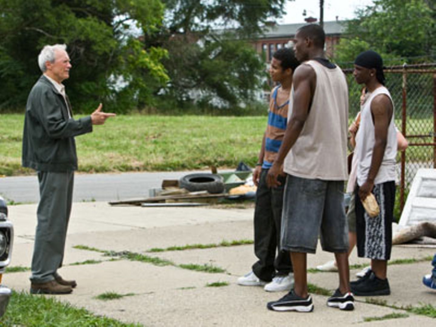 "Gran Torino": Walt (Clint Eastwood) legt sich mit den Gangs in seinem Viertel an.