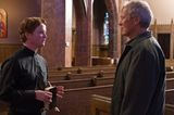 "Gran Torino": Pater Janovich (Christopher Carley) möchte Walt (Clint Eastwood) die Beichte abnehmen, so wie es sich Walts Ehefrau vor ihrem Tod gewünscht hatte. Doch Walt weigert sich.