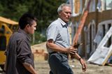 "Gran Torino": Walt (Clint Eastwood) verschafft Thao (Bee Vang) einen Job auf einer Baustelle.
