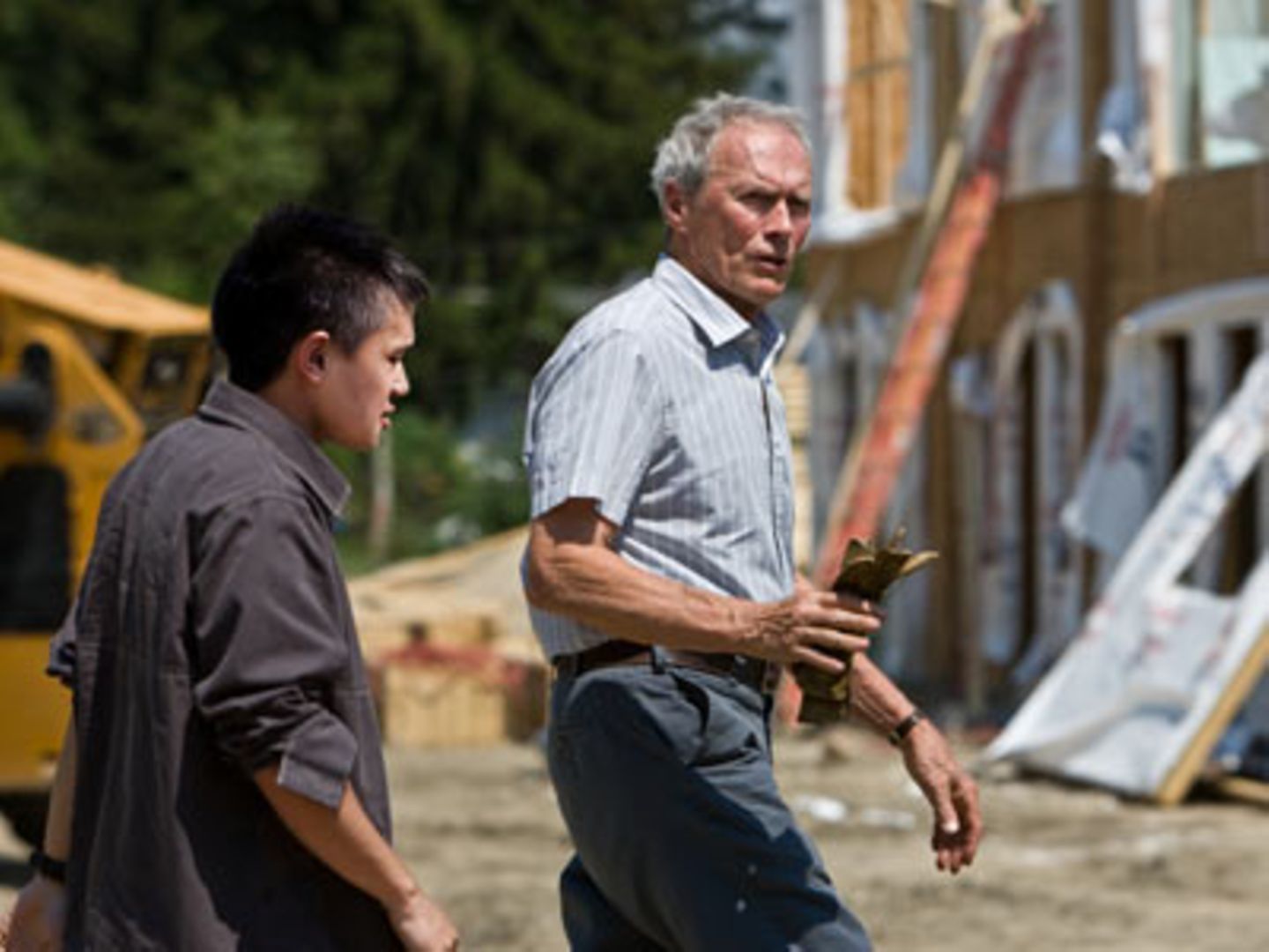 "Gran Torino": Walt (Clint Eastwood) verschafft Thao (Bee Vang) einen Job auf einer Baustelle.