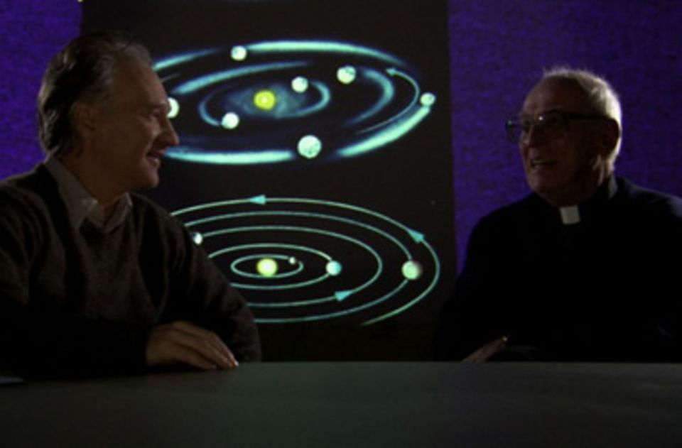 Im Gespräch mit einem Priester im Planetarium