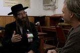 In New York trifft er den Rabbi Yisroel Dovid Weiss