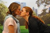 Mission Hollywood    Sabrina Frank (li.) und Friederike Lohrer küssen sich in der nachgespielten Szene aus dem Kinofilm "Eiskalte Engel".