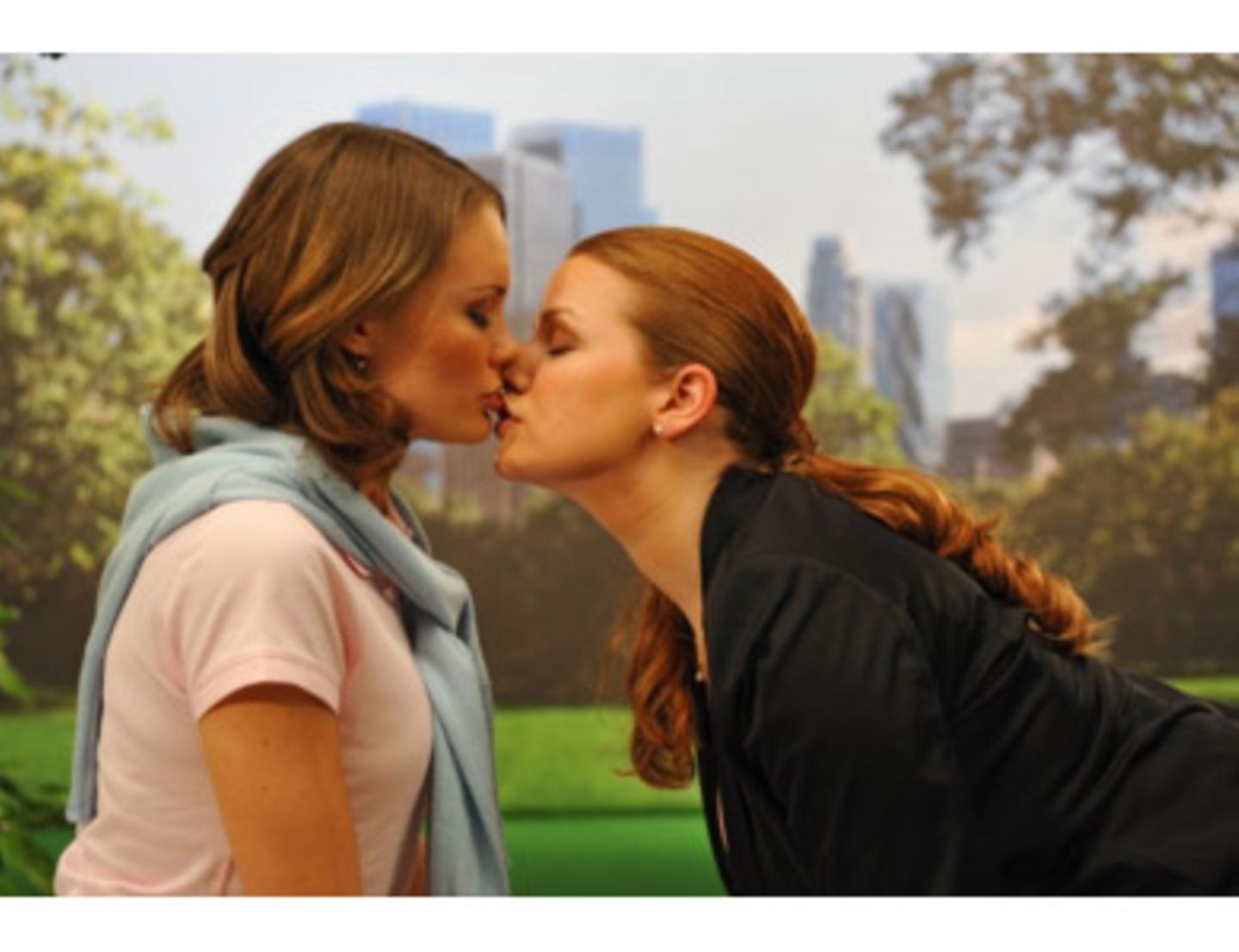 Mission Hollywood Sabrina Frank (li.) und Friederike Lohrer küssen sich in der nachgespielten Szene aus dem Kinofilm "Eiskalte Engel".