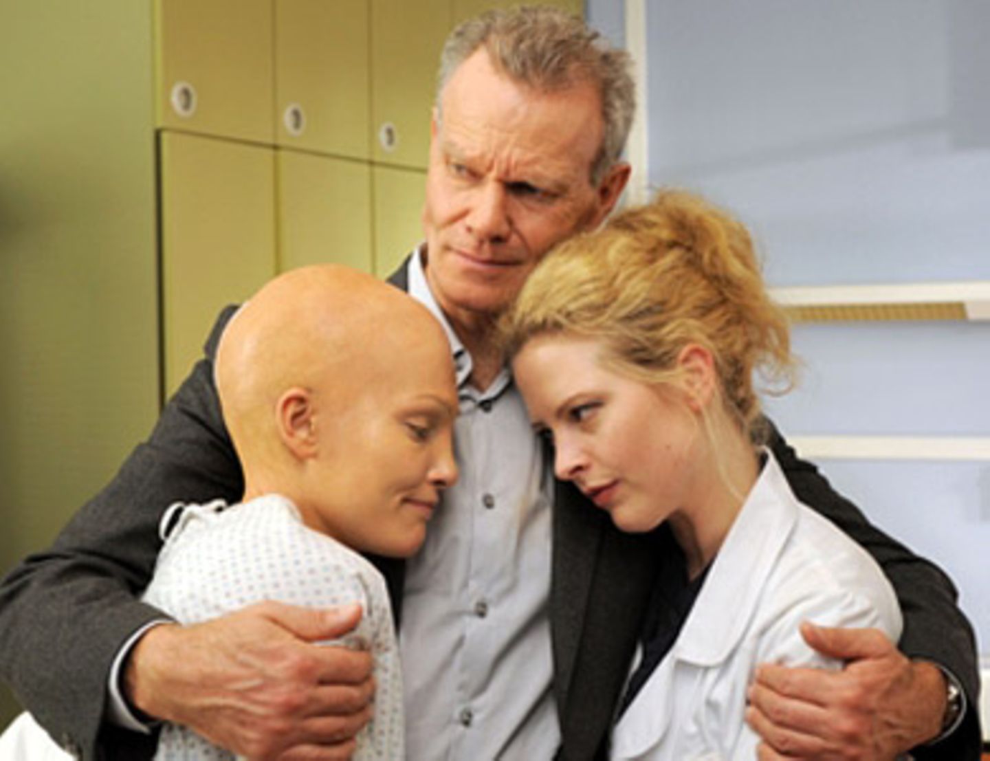 Susannes Vater (Norbert Braun) hält seine leukämiekranke Tochter (Tanja Wenzel, li.) und die behandelnde Ärztin Gretchen Haase (Diana Amft) in den Armen.