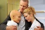 Susannes Vater (Norbert Braun) hält seine leukämiekranke Tochter (Tanja Wenzel, li.) und die behandelnde Ärztin Gretchen Haase (Diana Amft) in den Armen.
