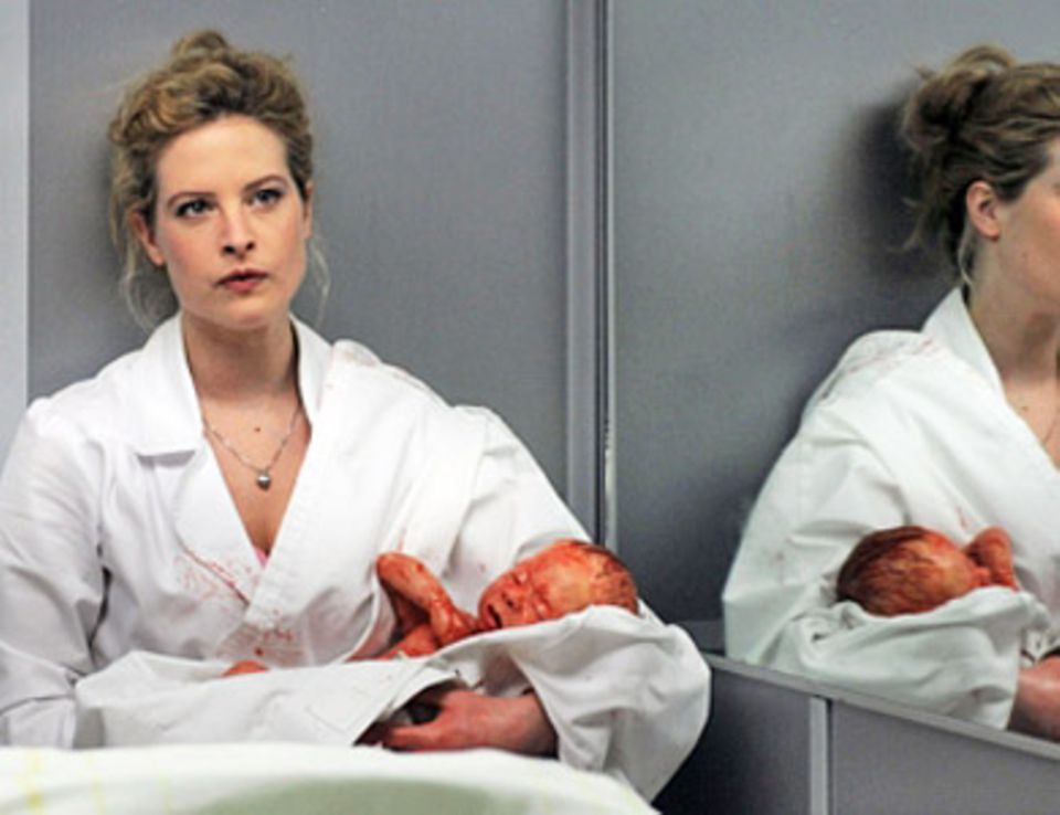 Nach der Geburt im Fahrstuhl hält Gretchen Haase (Diana Amft) das Neugeborene in ihren Armen.