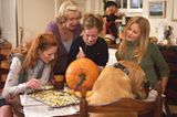 Im Kino: "The Women": Uta (Tilly Scott Pedersen), Maggie (Cloris Leachman), Molly (India Ennenga) und Mary (Meg Ryan) feiern Halloween