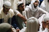 Jung, arbeitslos, perspektivlos: Junge Pakistanis im Emirat. Einzige Zuflucht: die Moschee