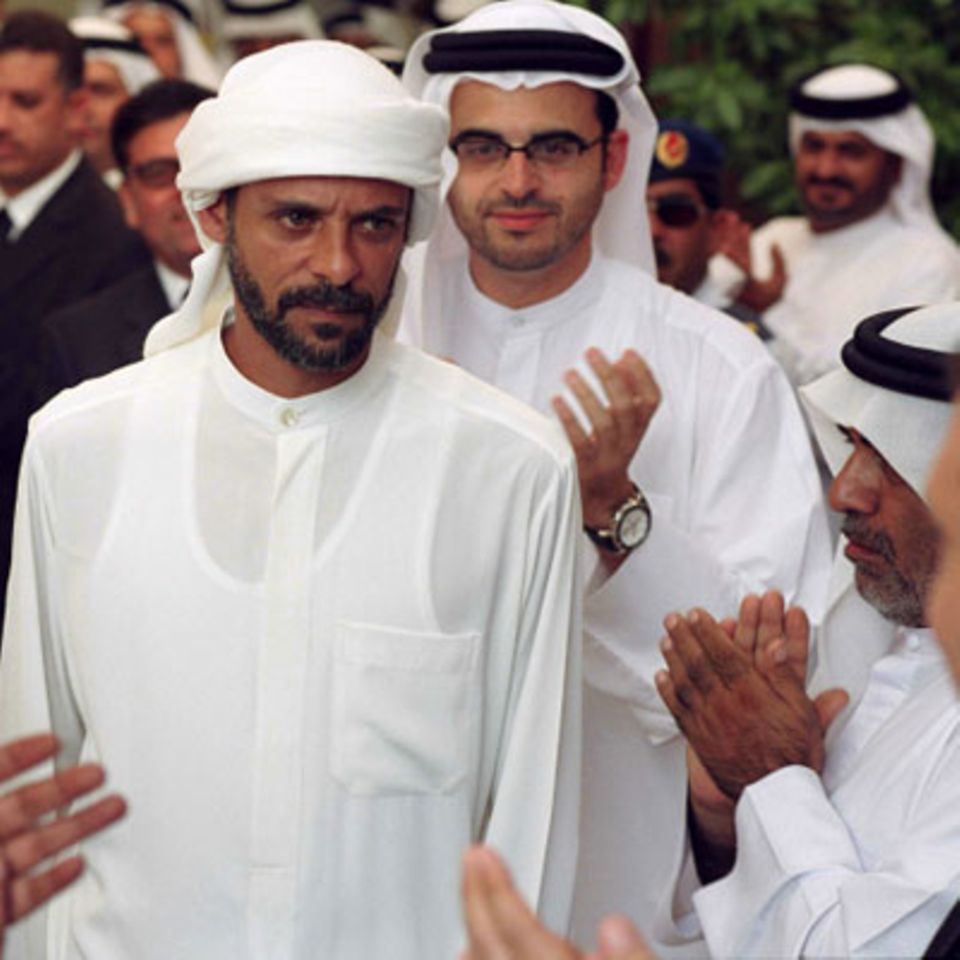 Die wird nötig, nachdem Prinz Nasir Al-Subaai (li.) das Erdgas seines Emirats einem chinesischen statt einem amerikanischen Wirtschaftspartner verspricht