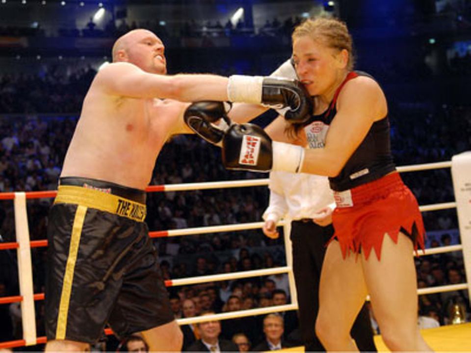 Highlights aus zehn Jahren "TV Total": Stefan Raab boxt gegen Regina Halmich