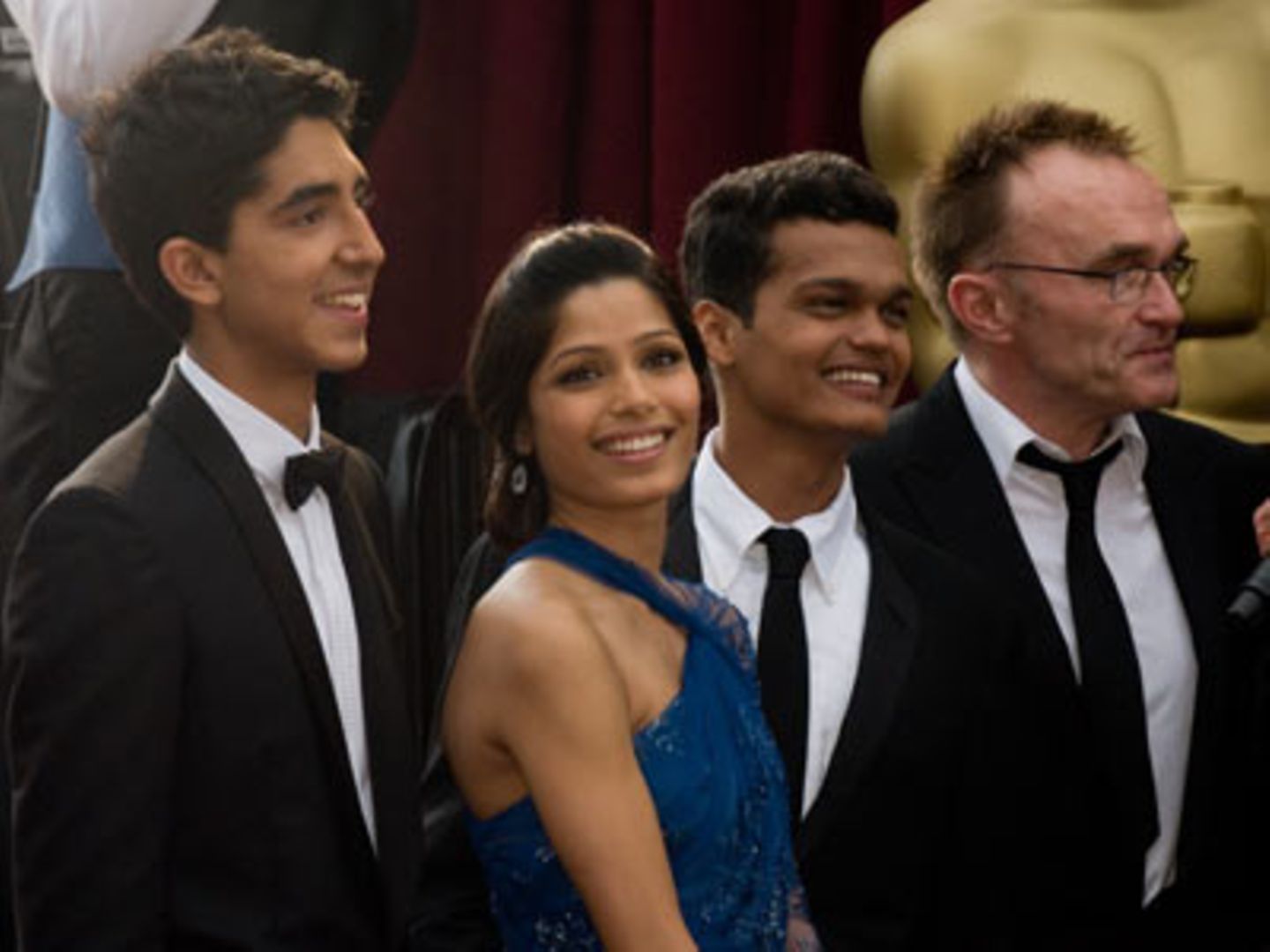 81. Oscar-Verleihung: Danny Boyle (rechts) gewann in der Kategorie "Beste Regie" mit seinem Film "Slumdog Millionär". Hier mit seinen Darstellern Dev Patel, Frieda Pinto und Madhur Mittal (v. links nach rechts).