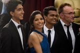 81. Oscar-Verleihung: Danny Boyle (rechts) gewann in der Kategorie "Beste Regie" mit seinem Film "Slumdog Millionär". Hier mit seinen Darstellern Dev Patel, Frieda Pinto und Madhur Mittal (v. links nach rechts).