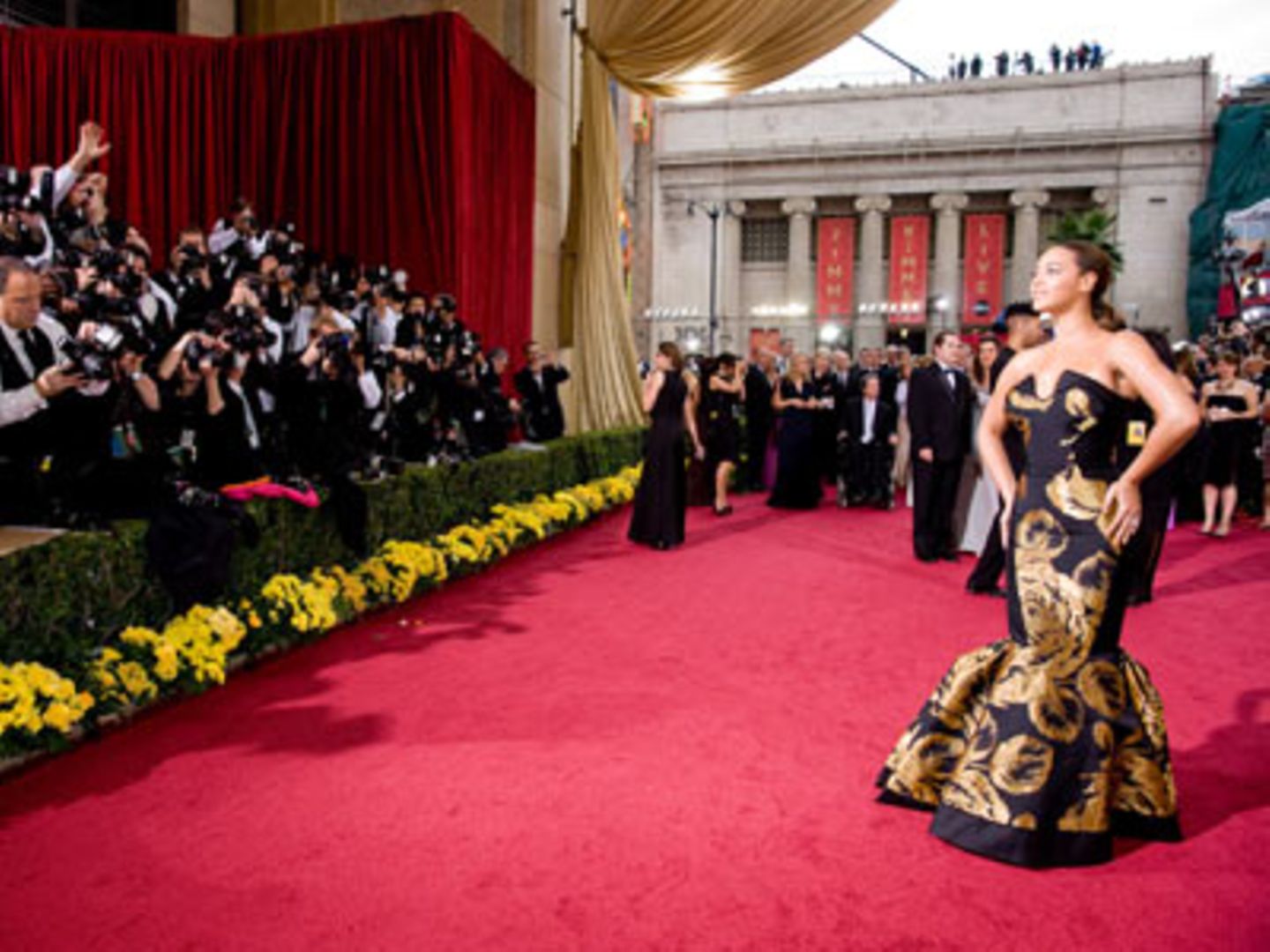 81. Oscar-Verleihung: Beyoncé Knowles posiert vor den Fotografen in einem gewohnt kurvigen Outfit