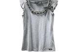T-Shirt mit Raffungen am sehr kurzen Arm und aufwendiger Verzierung am Rundhalsausschnitt von Love Moschino, um 230 Euro. Über  www.conleys.de.