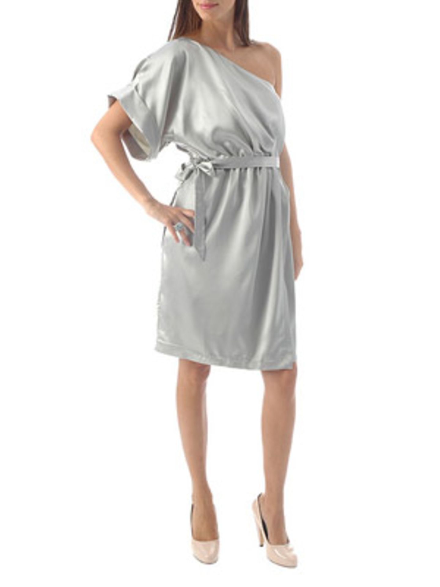 Asymmetrisches Kleid in Silber mit Taillenbetonung von Mango, ca. 60 Euro. Über  www.mangoshop.com.