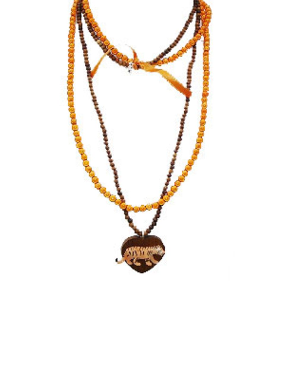 Orangefarbene und braune Perlenketten mit Tiger-Anhänger von Escapulario, um 40 Euro. Über www.escapulario.com.