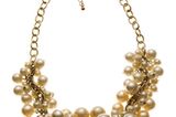 Goldfarbenes Collier mit vielen Perlen in unterschiedlichen Größen von Accessorize, um 25 Euro.