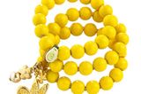 Gelbes Perlenarmband mit kleinen Charms in Gold von Chixxs, um 40 Euro. Über www.conleys.de.