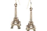 Nicht nur beim nächsten Paris-Urlaub ein absolutes Must-Have: Ohrhänger in Eiffelturm-Form von www.asos.com, um 5 Euro.