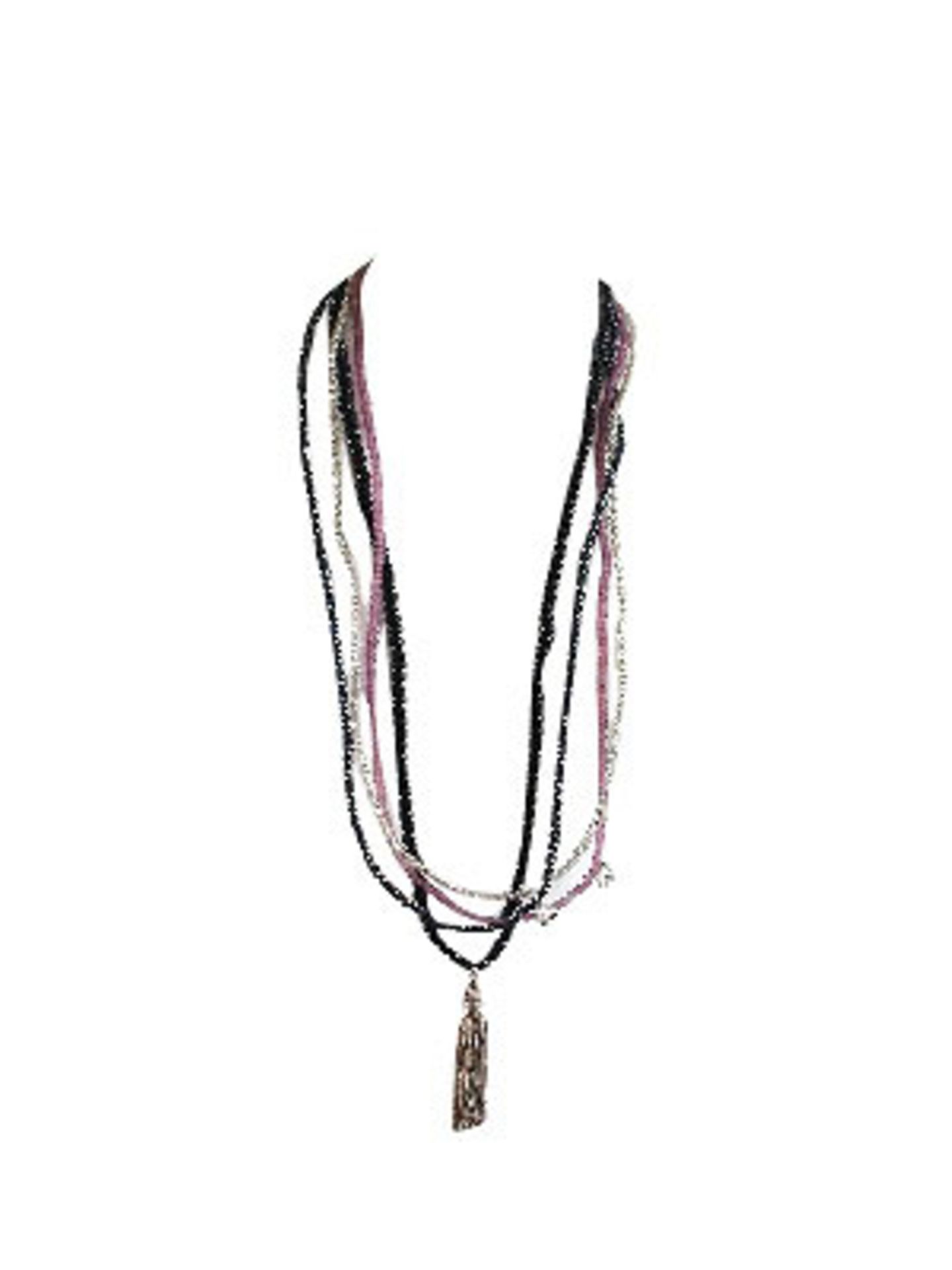 Lange Perlenketten in Schwarz- und Rosétönen mit Anhänger von Escapulario, um 60 Euro. Über www.escapulario.com.