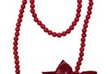 Lange rote Perlenkette mit Schleife aus Leder von Daily Obsessions, um 60 Euro. Über www.dailyobsessions.com.