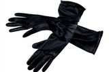 Edel: lange schwarze Handschuhe aus Echtleder von Day Birger et Mikkelsen, um 110 Euro. Über www.brandneu.de.