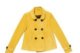 Gelbe, leicht ausgestellte Jacke mit großen Knöpfen und rundem Kragen von Orsay, ca. 45 Euro.