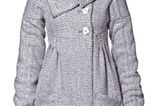 Der kuschelige Mantel aus Wollgemisch ist im angesagten Fischgrat-Köper gewebt. Von New Yorker, um 70 Euro.