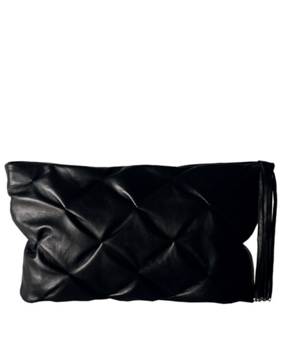 Übergroße Clutch aus schwarzem Leder von Feynsinn, um 120 Euro.