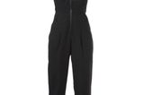 Schwarze Jumpsuit mit Spaghetti-Trägern und Reißverschluss vorn von Lipsy, um 80 Euro. Über OTTO.