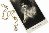 Alice kehrt zurück ins Wunderland. Taschenuhren kommen derweil zu uns zurück. In Gold mit langer Kette von DaWanda, um 15 Euro.