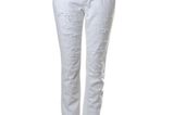 Weiße Röhrenjeans im extremen Used-Look von Mango, um 50 Euro.