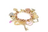 Charms kommen auch im Frühling nicht aus der Mode. Wer sich bislang immer noch keins zusammengestellt hat, kann auf dieses hübsche "Beauty"-Armband zurückgreifen. Von Accessorize, um 15 Euro.