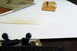 An langen Tischen werden die Shirts zuerst bedruckt. Dann wird übergebügelt, um die Farbe im Stoff zu fixieren.