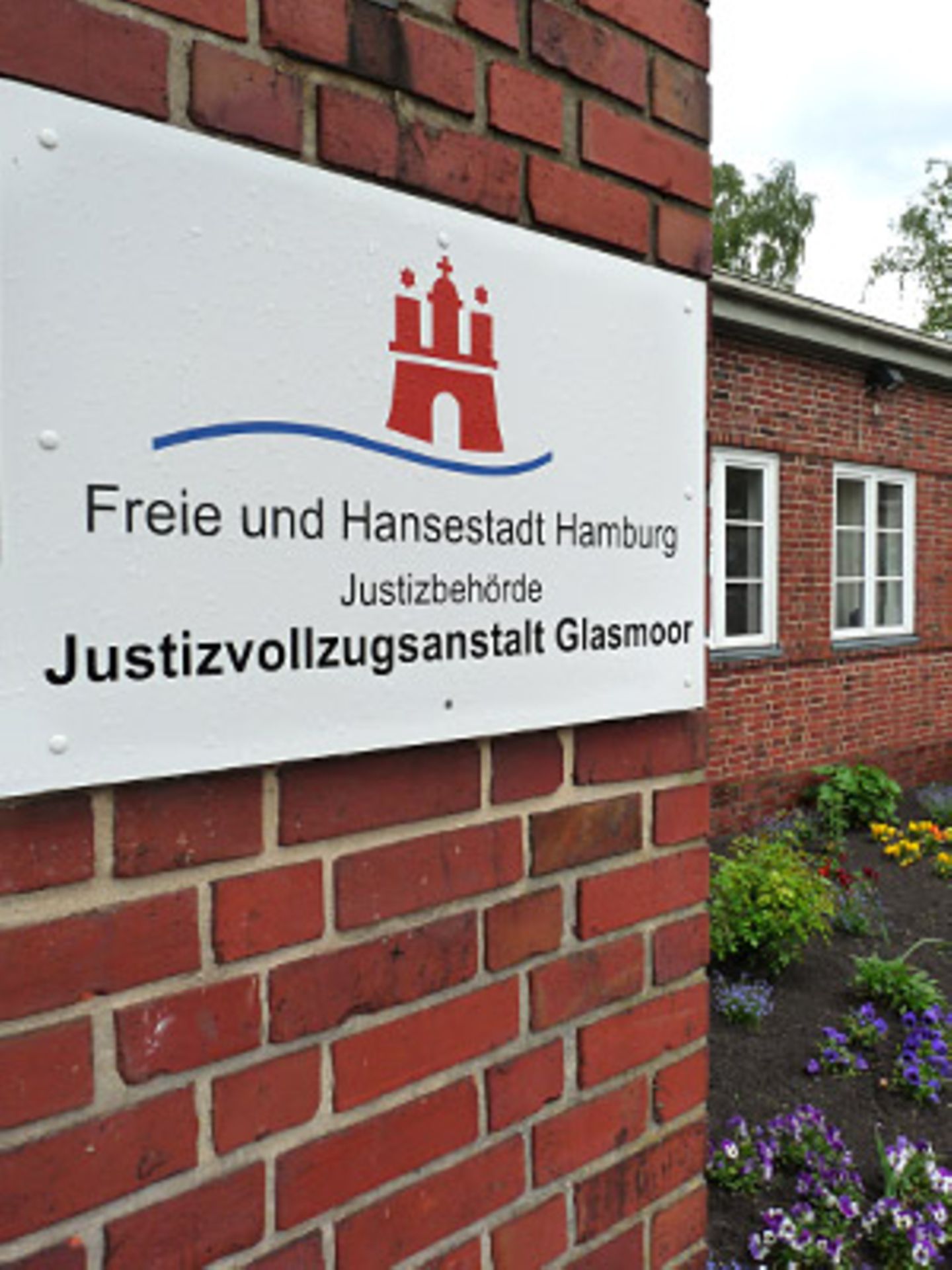 Die offene Justizvollzugsanstalt Glasmoor am Rande Hamburgs: Gitterstäbe und Stacheldraht? Fehlanzeige. Stattdessen: liebevoll gepflegte Gärten.