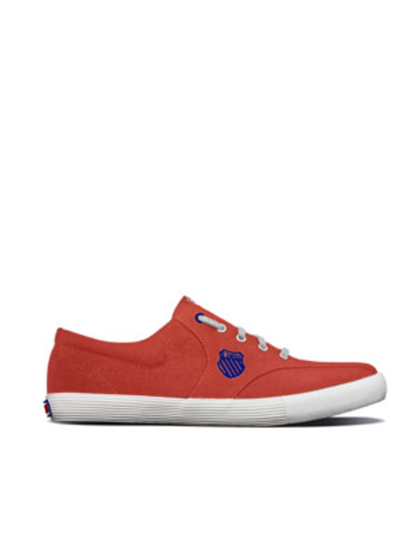 Sportlicher Sneaker in Rot aus Canvas mit weißer Sohle und blauem Logo von K Swiss, um 50 Euro.