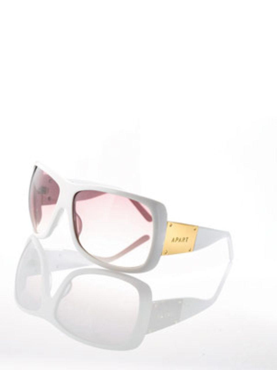 Große Sonnenbrille in Weiß mit Details in Gold von Apart, um 80 Euro. Über www.apart-accessoires.de.