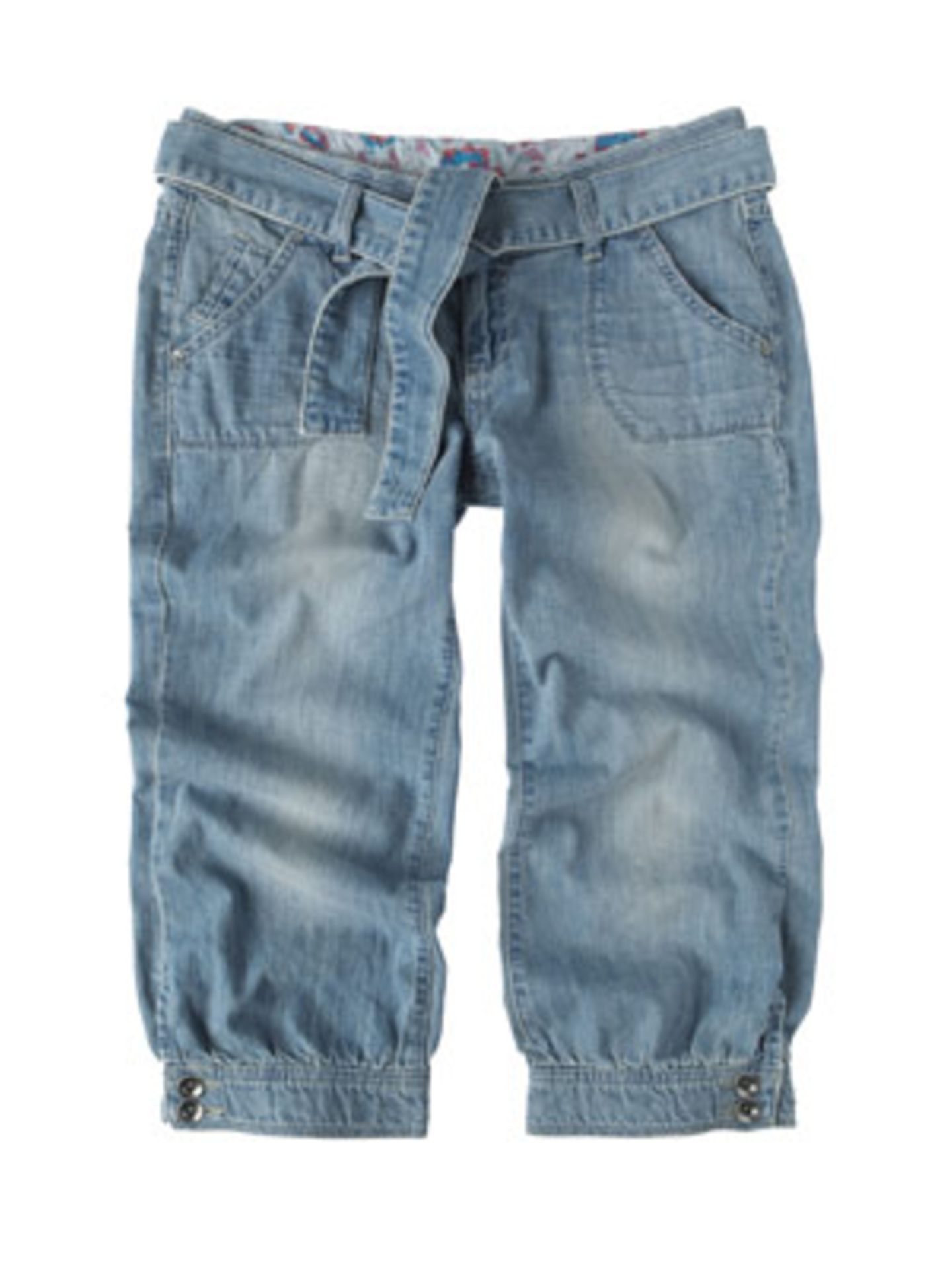 Knielange Jeans in heller Waschung mit Gürtel von Esprit, um 70 Euro.