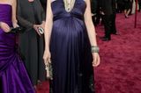Ihren Baby-Bauch hüllt Cate Blanchett in ein besticktes Neckholder-Kleid von Dries Van Noten.